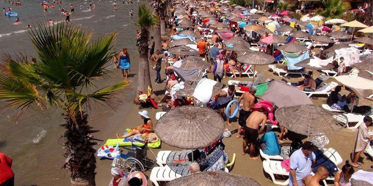 Bodrum'da sahiller dolup taşarken trafik sıkışıklığı devam ediyor