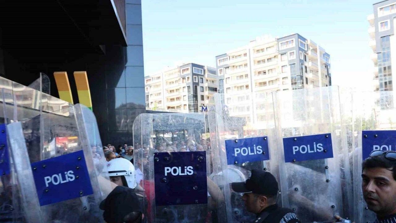 AKP'li vekilden 'kayyım' iması: DEM Partili 30 belediye başkanı hakkında