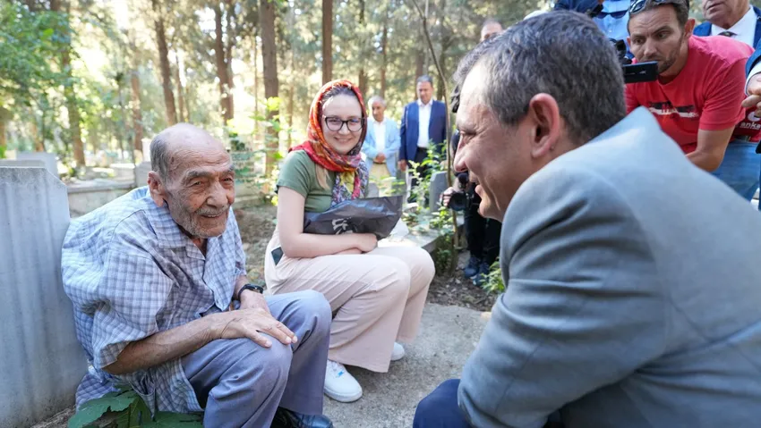CHP lideri Özel ile Manisalı yurttaşın dikkat çeken diyaloğu: 'Ne yaparsan sen yapacaksın'