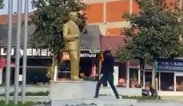 Sakarya’da Atatürk büstüne saldırı!