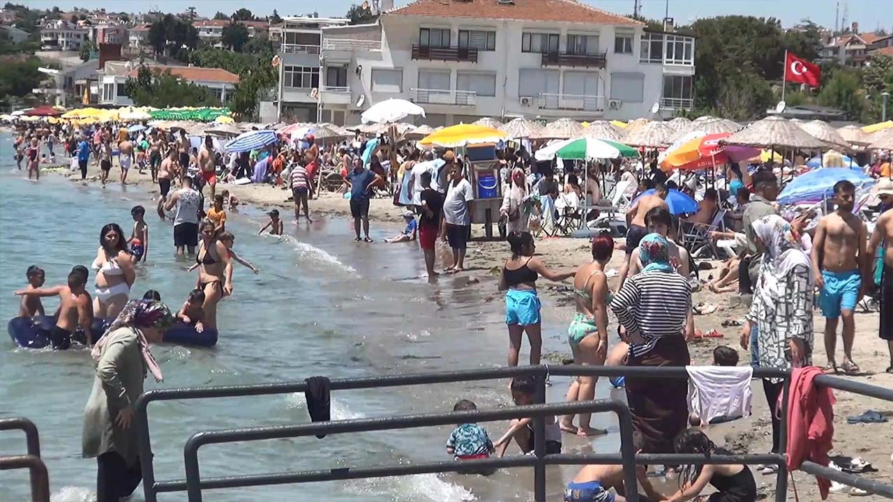 Vatandaşlar plajlara akın etti; adım atılacak yer kalmadı!