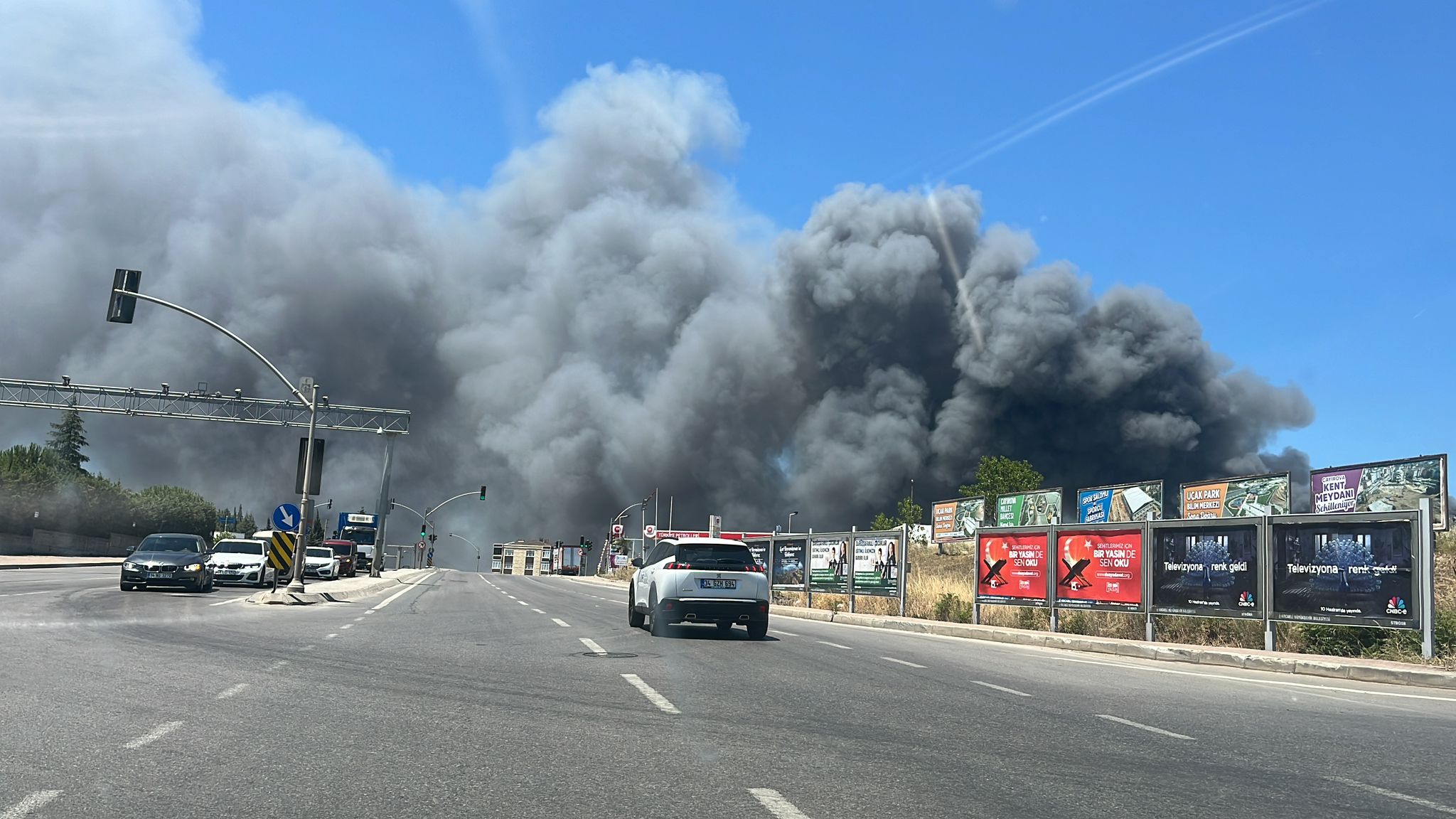 Tuzla'da fabrika yangını: Yangın mesire alanına sıçradı