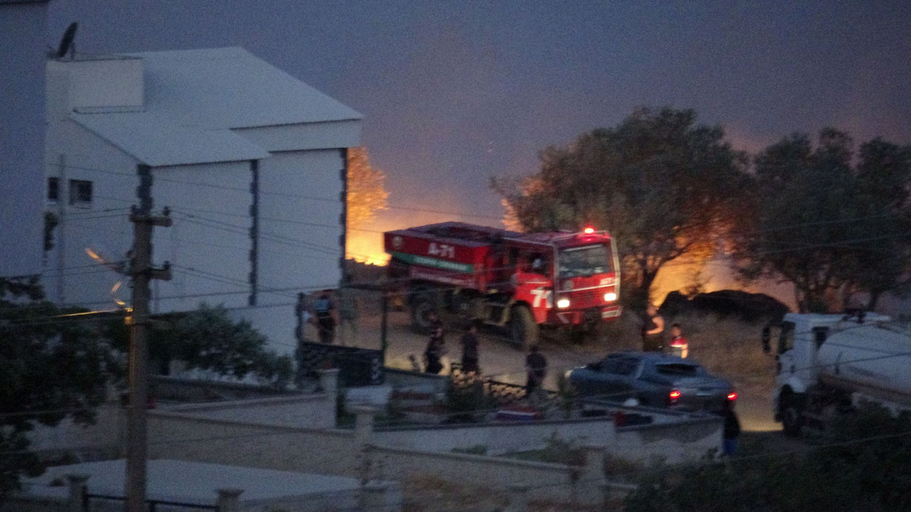 İzmir’de yerleşim yerine yakın bölgede yangın çıktı