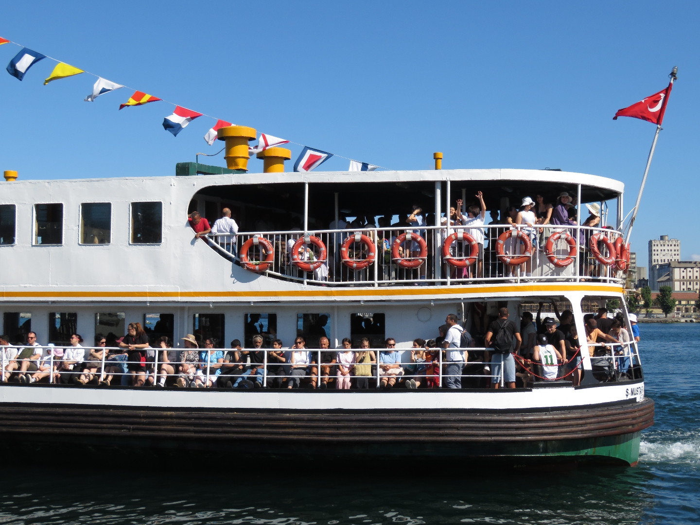 Kadıköy Adalar İskelesi'nde Bayram yoğunluğu; metrelerce kuyruk oluştu
