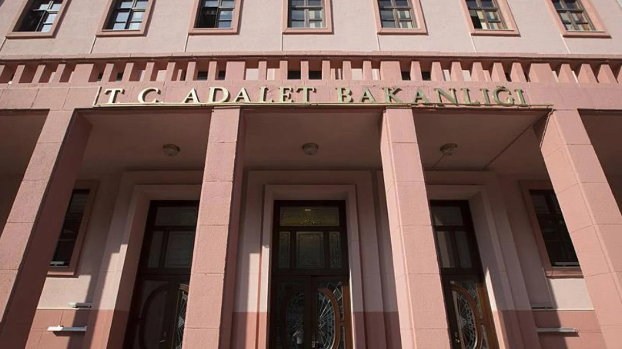 Adı tehdit ve şantaj olaylarına karışmıştı: Açığa alınan hakim başka dosyadan ihraç edildi