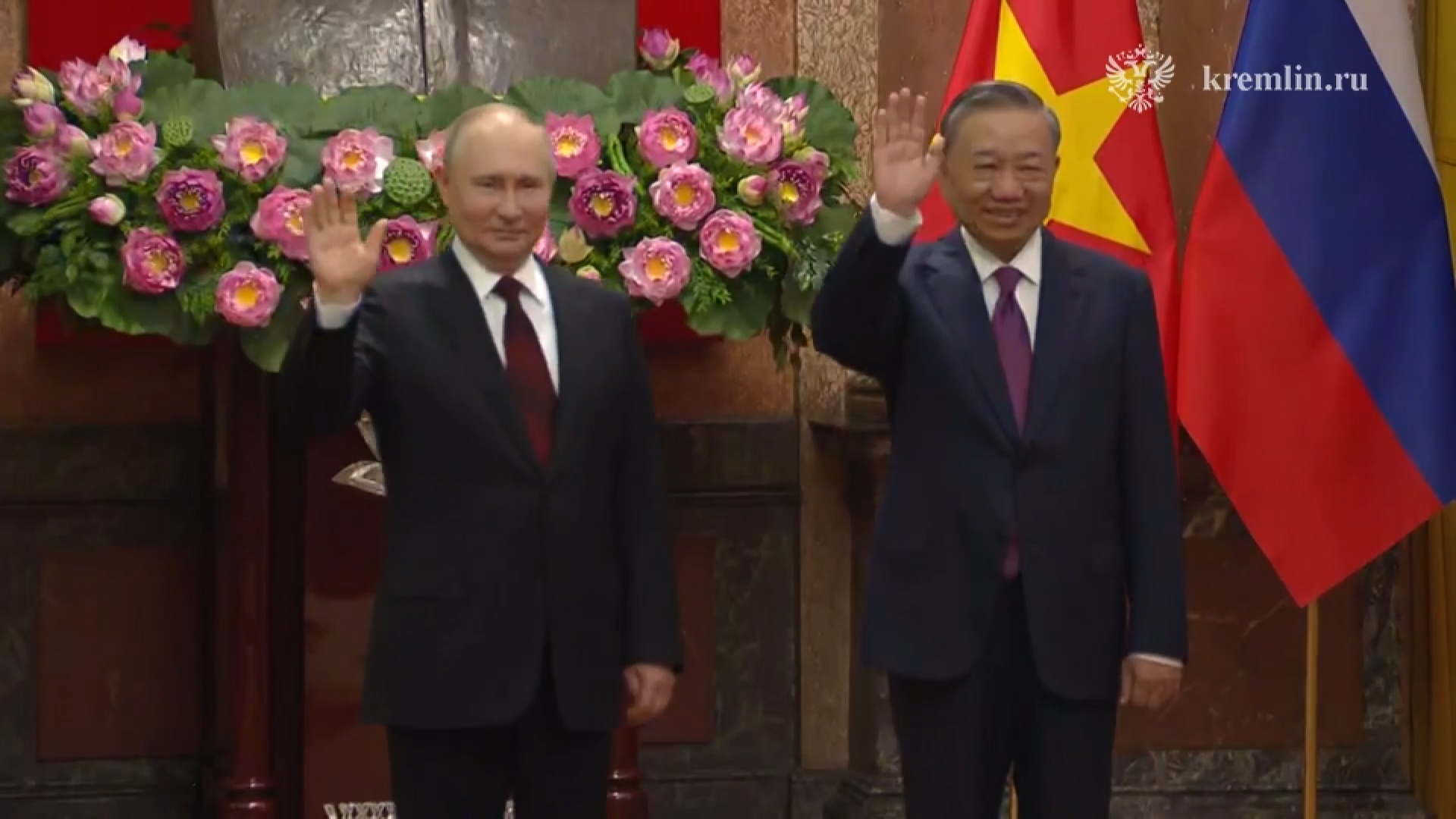 Putin, Vietnam görüşmelerine başladı