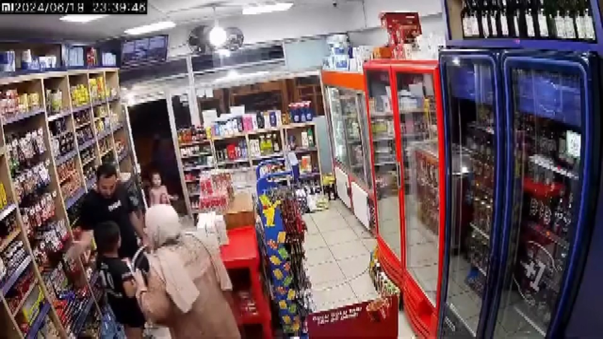 Kızı ile kavga eden 7 yaşındaki çocuğu dövdü, tehdit etti: 'Seni bıçaklarım'