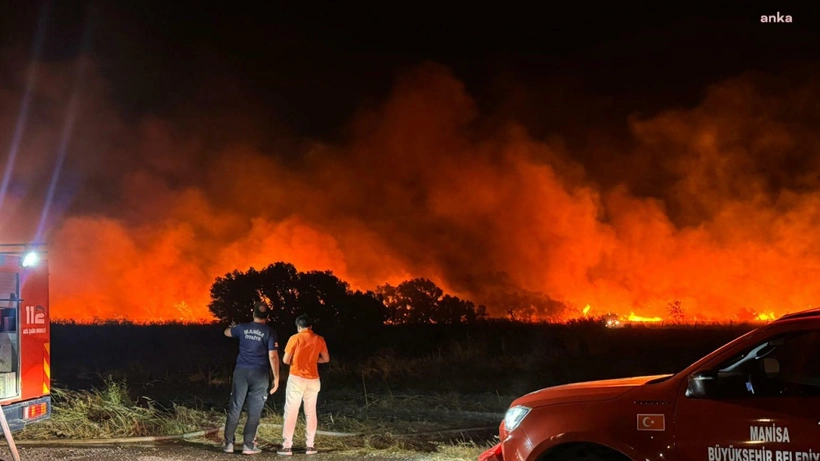 Manisa'da TEKEL depolarının bulunduğu alanda yangın çıktı