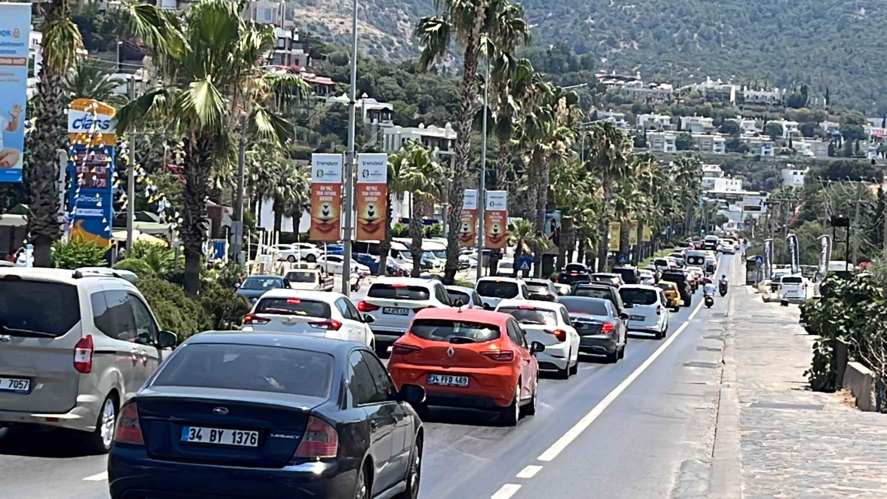 Tatilciler dönüş yolunda; 30 bin otomobil Bodrum'u terk etti