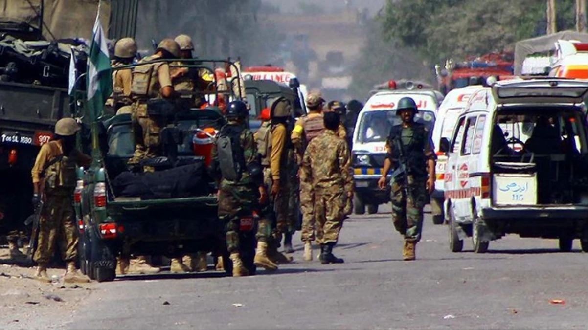 Pakistan'da askeri araca saldırı: Ölü ve yaralılar var