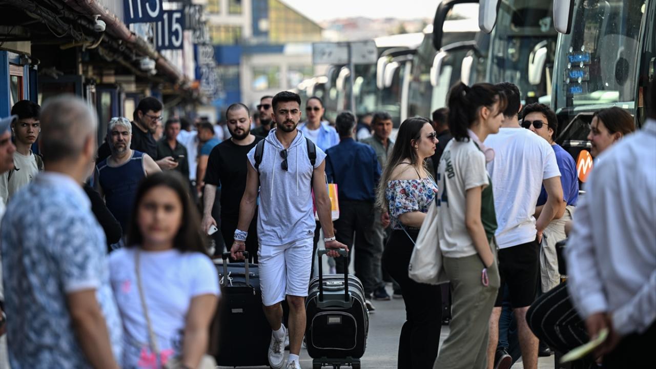 İstanbul Otogarı'nda yoğunluk yaşanıyor: Binlerce insan kente giriş yapıyor