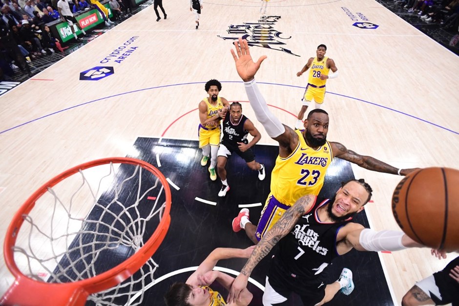 Los Angeles derbisinde kazanan Lakers