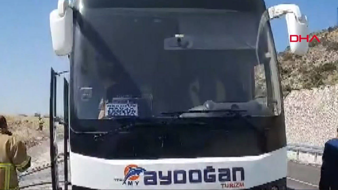 Amasya'da yolcu otobüsünün motor kısmında yangın çıktı