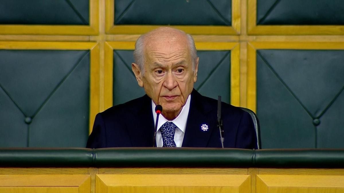 Bahçeli oturarak konuşmuştu: Mikrofon açık kaldı, kalkarken destek aldı