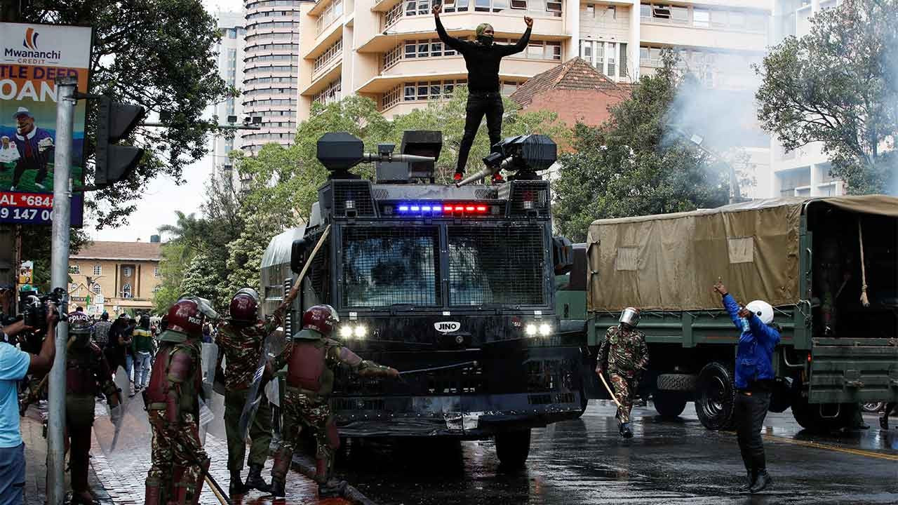 Obama'nın kardeşi vergi zammı protestosuna katıldı: Polis müdahale etti