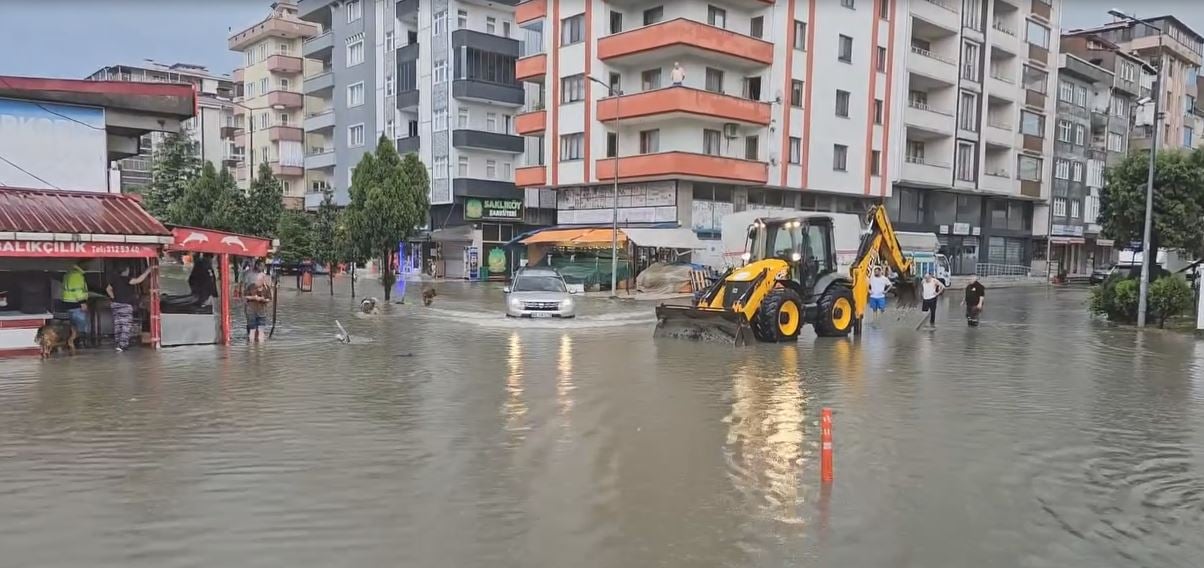 Artvin'de sağanak denizi taşırdı