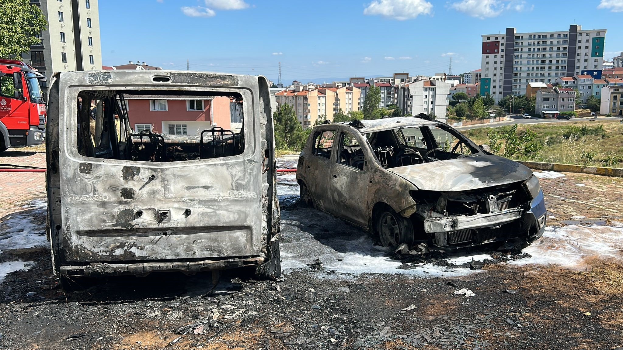 Sıcaktan iki araç park halinde yandı