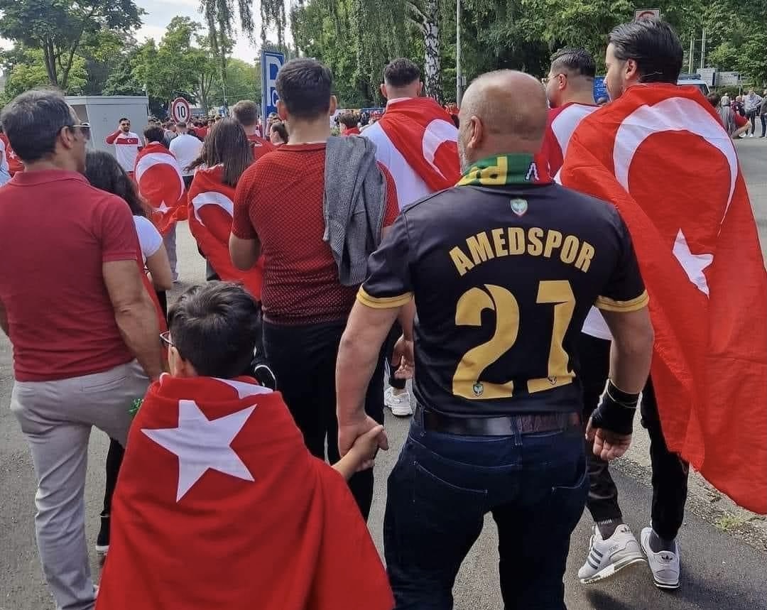 Milli maça Amedspor forması ile gelen baba ve Türk bayrağına sarılı oğlunun fotoğrafı gündem oldu