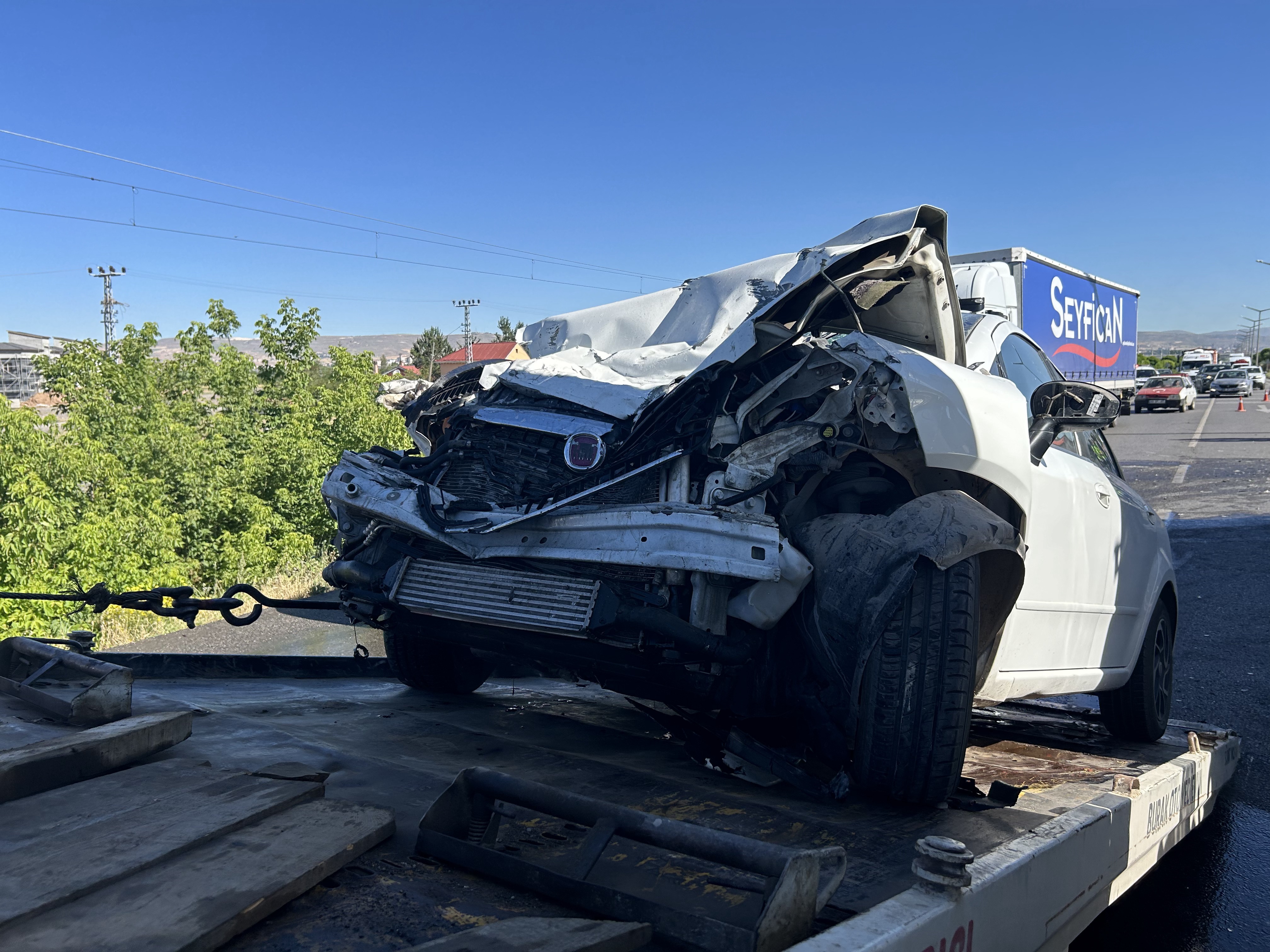 Sivas'ta korkunç trafik kazası: Yakıt yüklü tanker ile otomobil çarpıştı