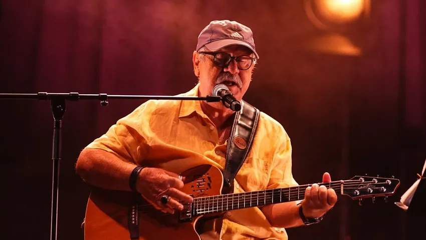 Bülent Ortaçgil, 50. sanat yılını Harbiye'de kadın sesleriyle kutladı