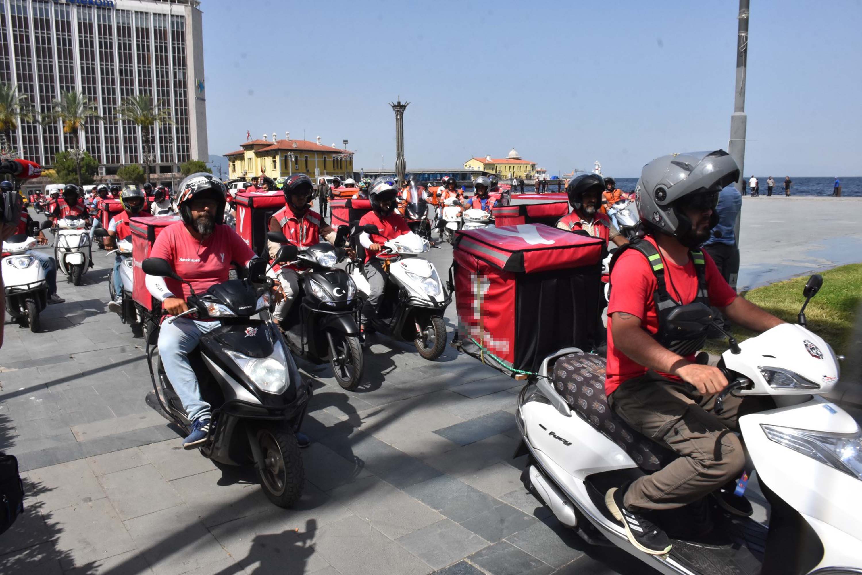 İzmir'de motokuryeler öldürülen meslektaşları için bir araya geldi