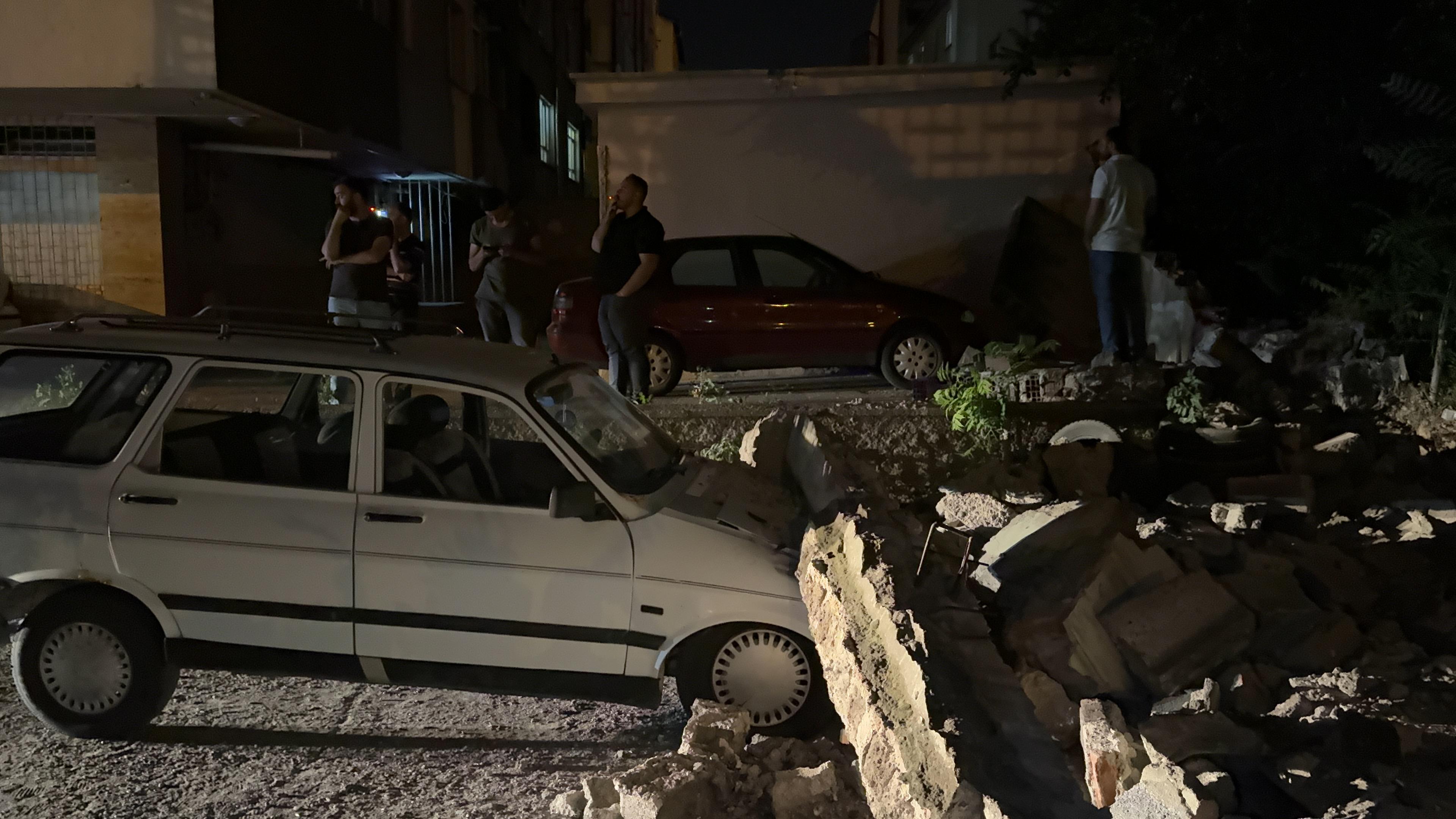 Kayseri'de bahçe duvarı çöktü; 3 otomobilde hasar oluştu