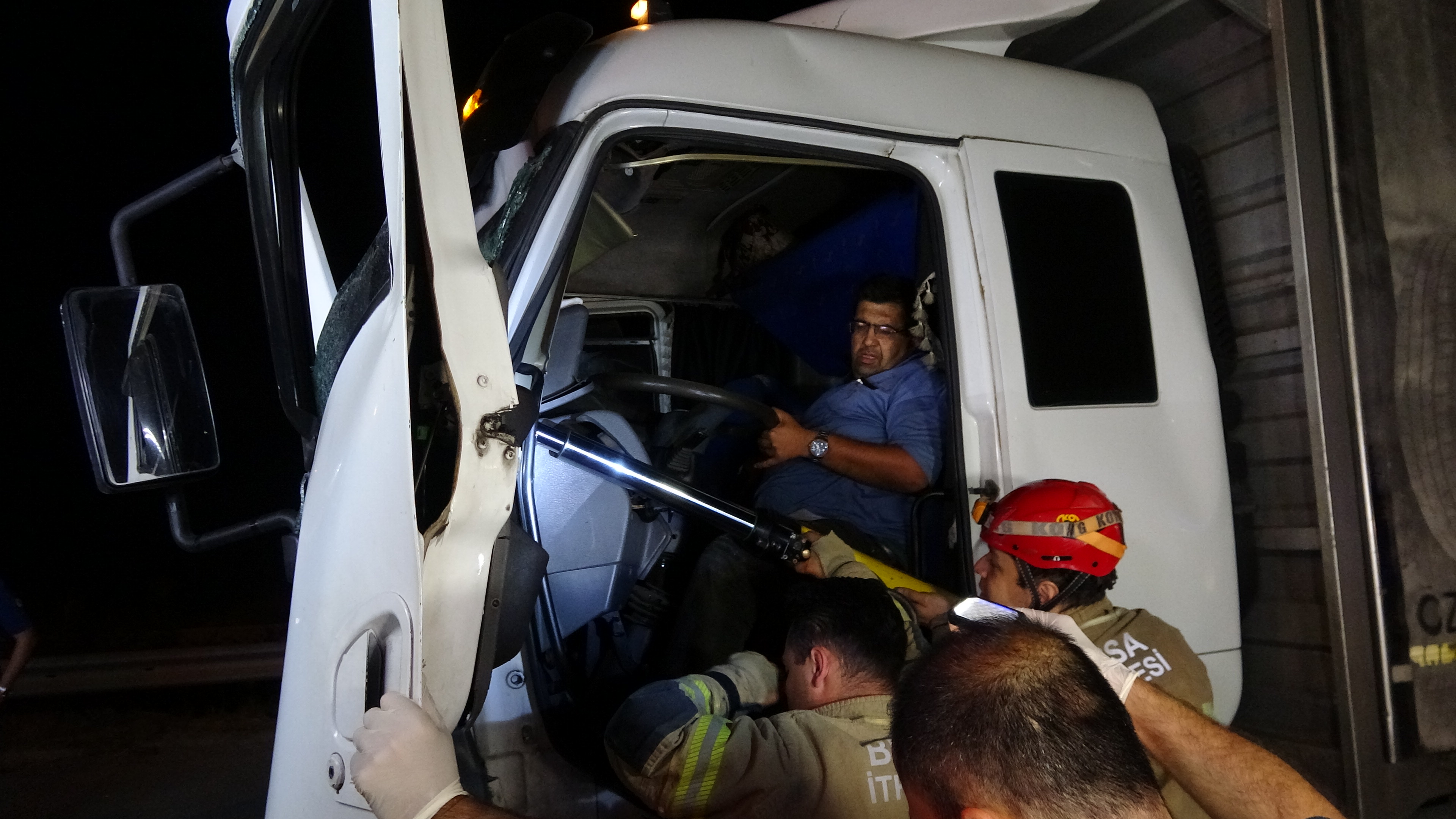 Bursa'da kamyon TIR'a çarptı; sürücü kabine sıkıştı