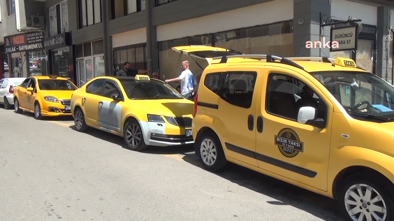 Sinoplu taksiciler, havaalanındaki  yolcu alma yasağına tepki gösterdi