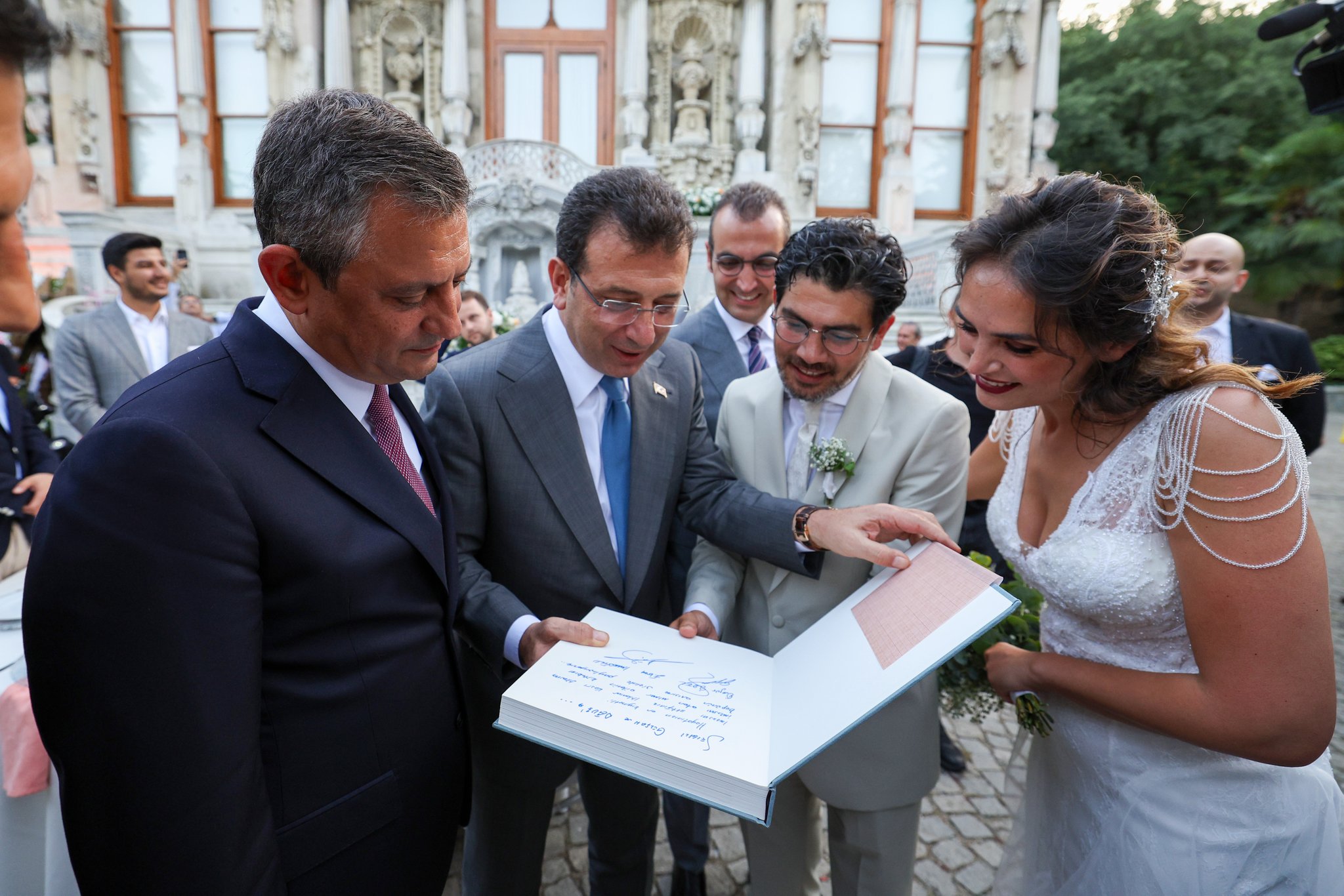 Ekrem İmamoğlu nikahı kıydı, Özgür Özel de şahitlik yaptı