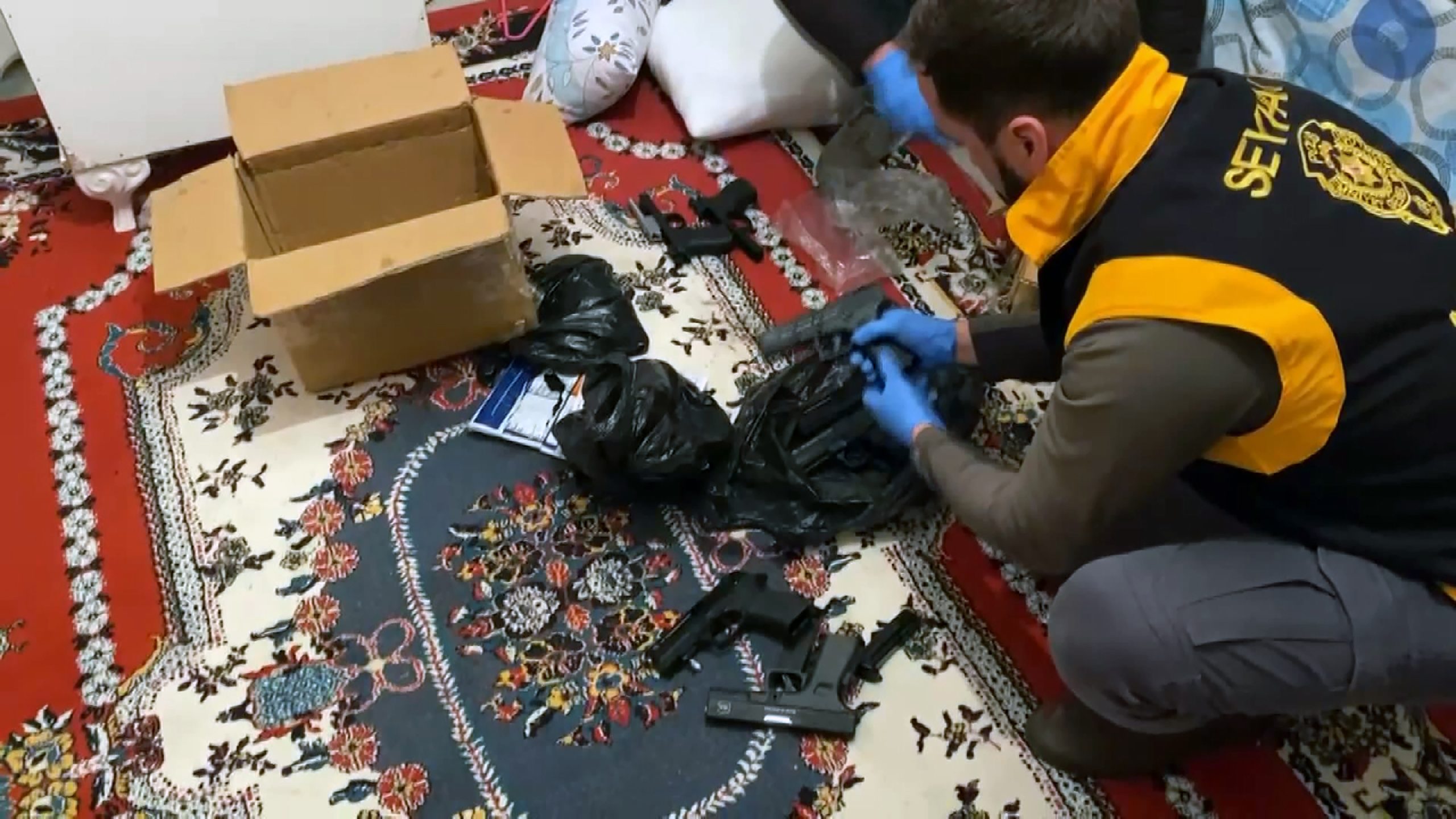 Silah ve mühimmat ticareti yapan şüphelinin evine operasyon