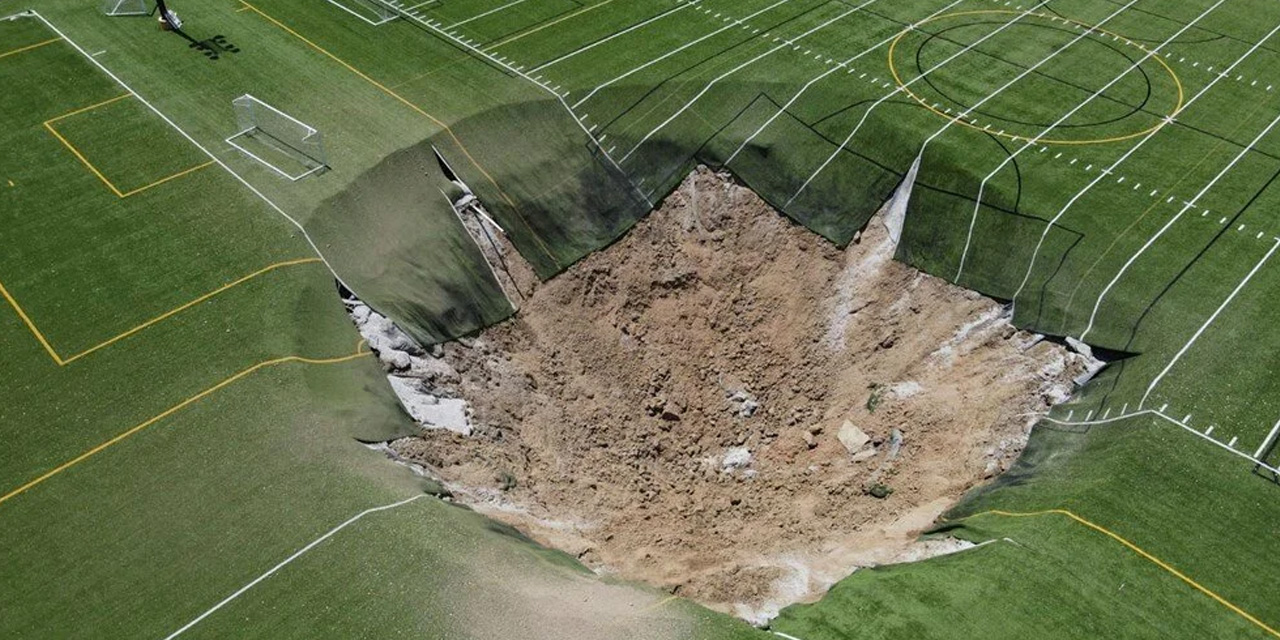 ABD'de futbol sahasında dev obruk oluştu: O anlar kameraya yansıdı