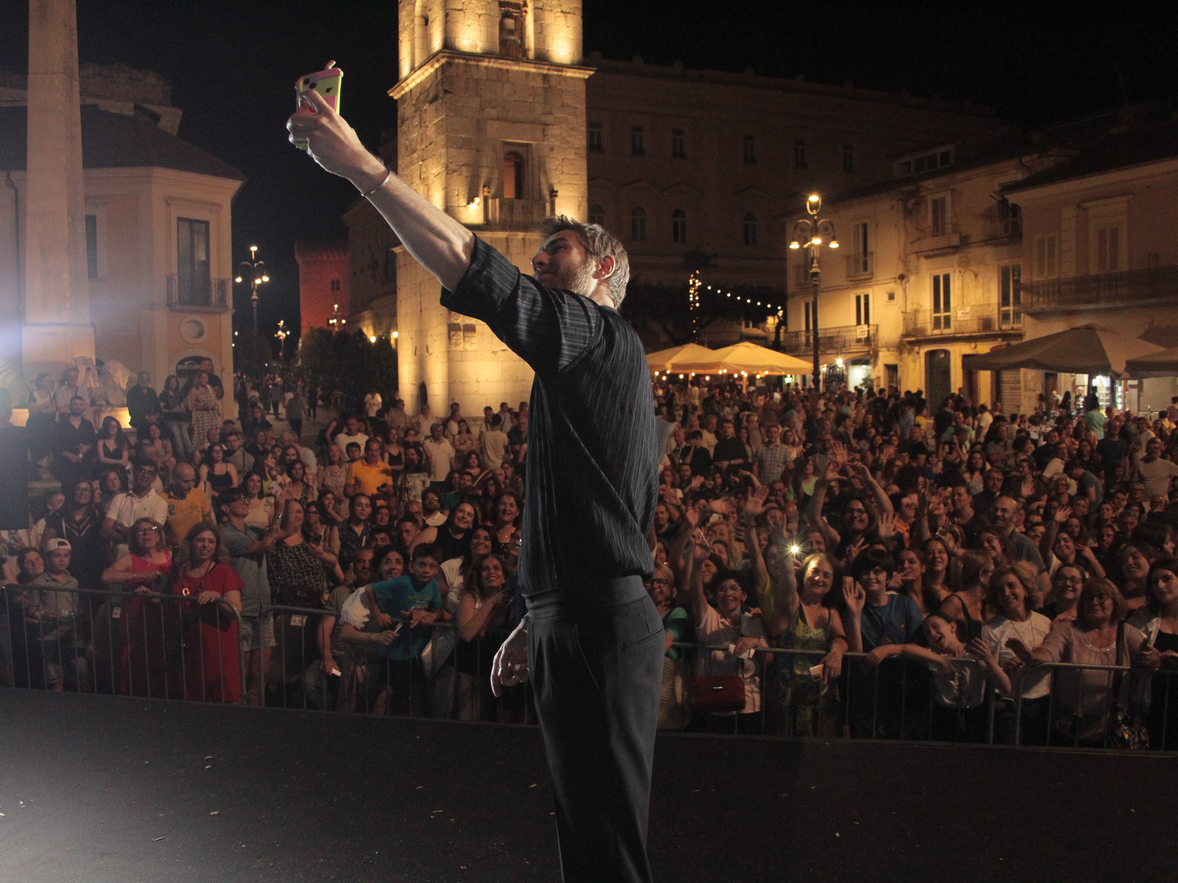 İtalya sokaklarında 3.800 kişilik selfie!