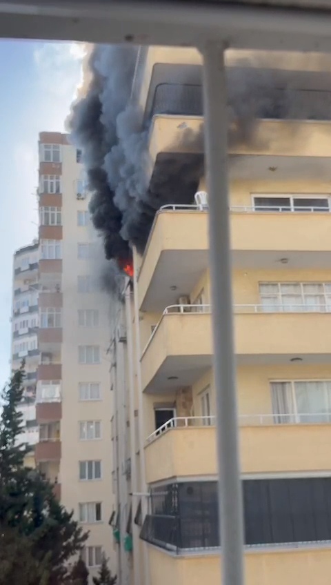 Adana'da on katlı apartmanda yangın çıktı