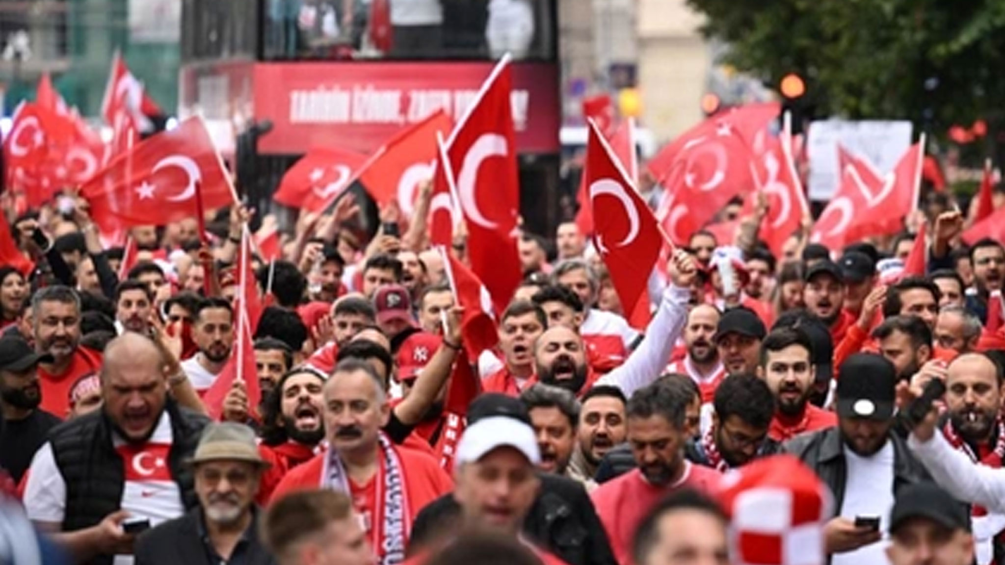 Leipzig sokakları kırmızı beyaza büründü