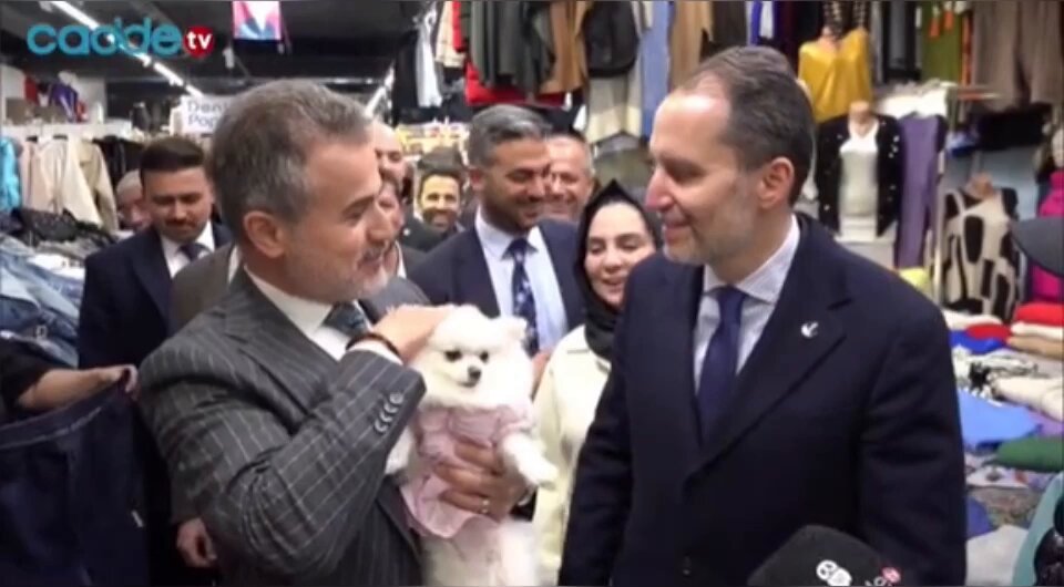 Fatih Erbakan, köpeği elinin dışıyla sevdi: Küçük bir ısırık alabilir