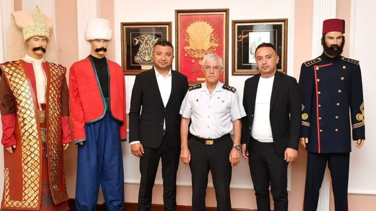 Jandarma Genel Komutanı, Hablemitoğlu'nun katilinin ortağı ile fotoğraf çektirdi; hediye verdi