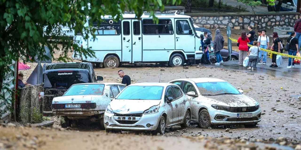 Bursa'da sel faciası: Raylar su altında kaldı, seferler durdu, erkek cesedi bulundu