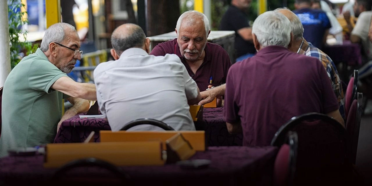 'Okey' aşkı engel tanımadı: Kahvehaneyi su bastı, müşteriler aldırış etmedi