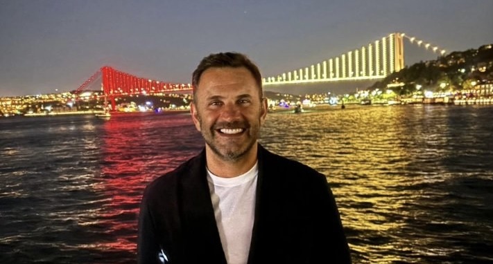 Galatasaray kutlamalarında köprü Sarı Kırmızı oldu; Okan Buruk gönderme yaptı!