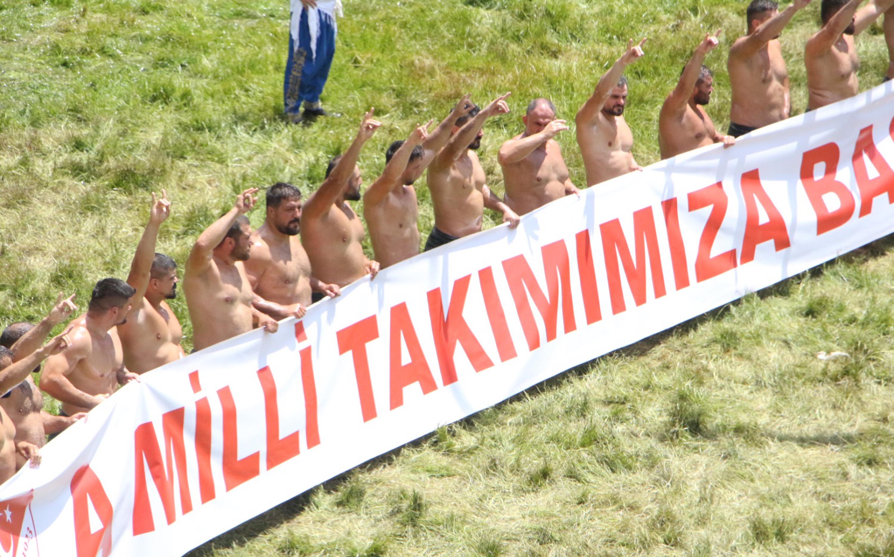 Kırkpınar'da başpehlivanlar milli takıma destek pankartı açıp 'bozkurt' işareti yaptı