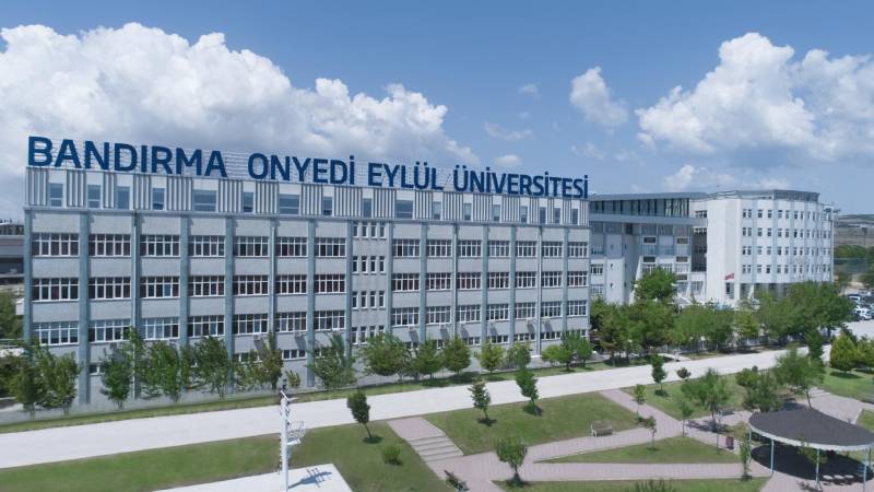 Üniversite öğrencilerin mezuniyette "topuklu ayakkabı" giymesini yasakladı