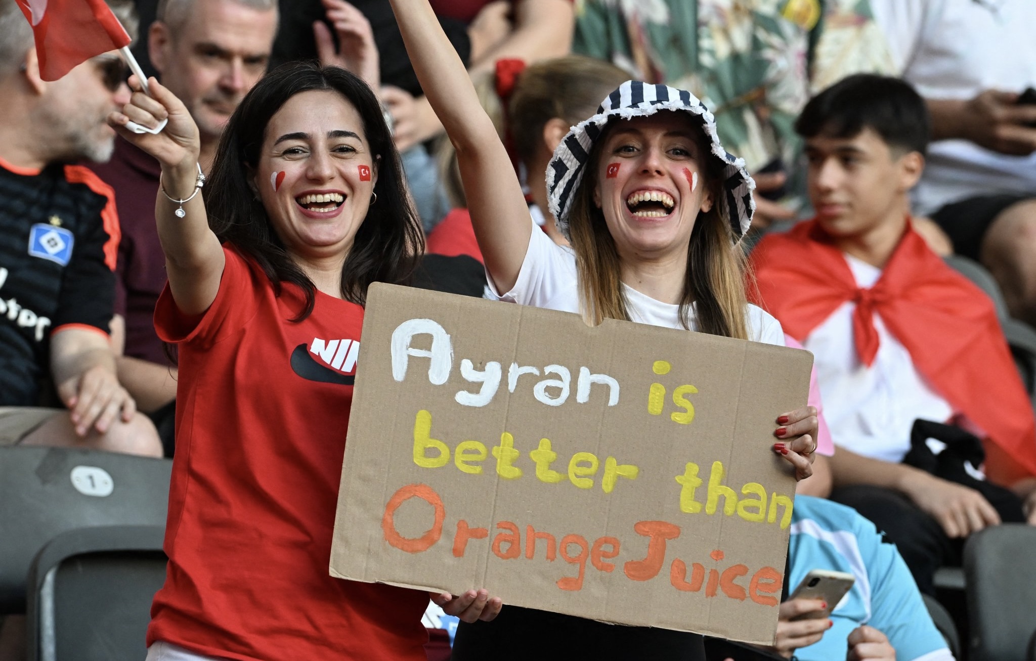 Hollandalılara esprili gönderme: Ayran, portakal suyundan iyidir!