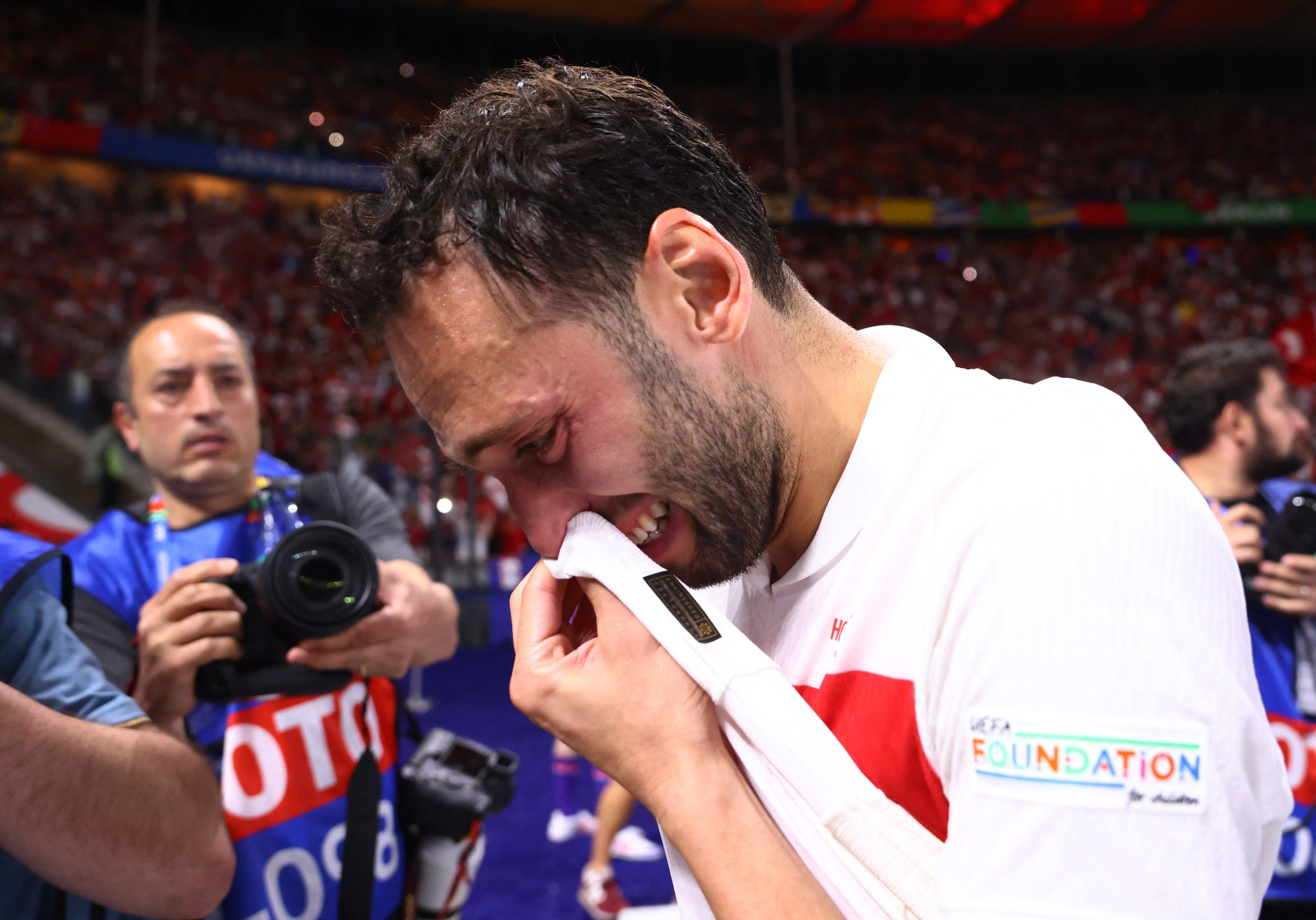 Hakan Çalhanoğlu maç sonunda gözyaşlarına hakim olamadı