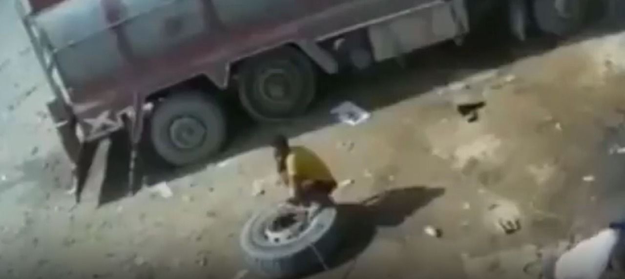 Pakistan'da kamyon tekerini şişiren adam havaya uçtu