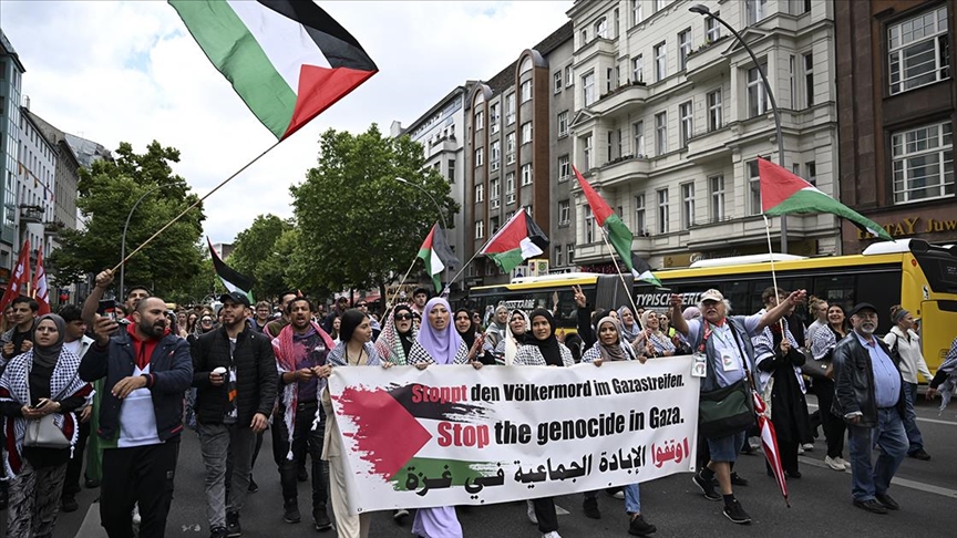 Almanya'da, eylemciler bebek arabalarıyla İsrail'in Gazze'ye saldırılarını protesto etti