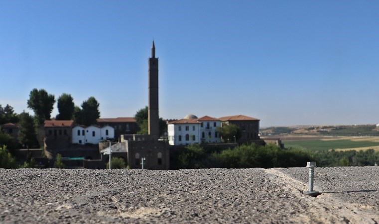 Diyarbakır'da UNESCO listesindeki tarihi surlara çivi çakıldı