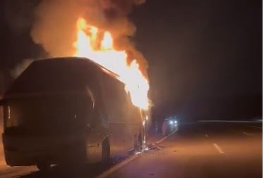 Ankara'da seyir halindeki yolcu otobüsü alev alev yandı