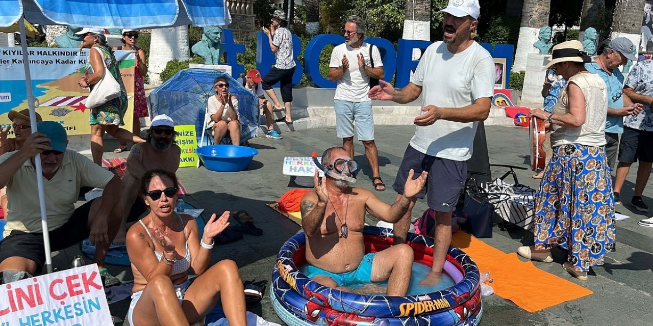 Bodrum'da kıyı işgali tepkisi: Belediye meydanında şezlonglu, havuzlu eylem yaptılar