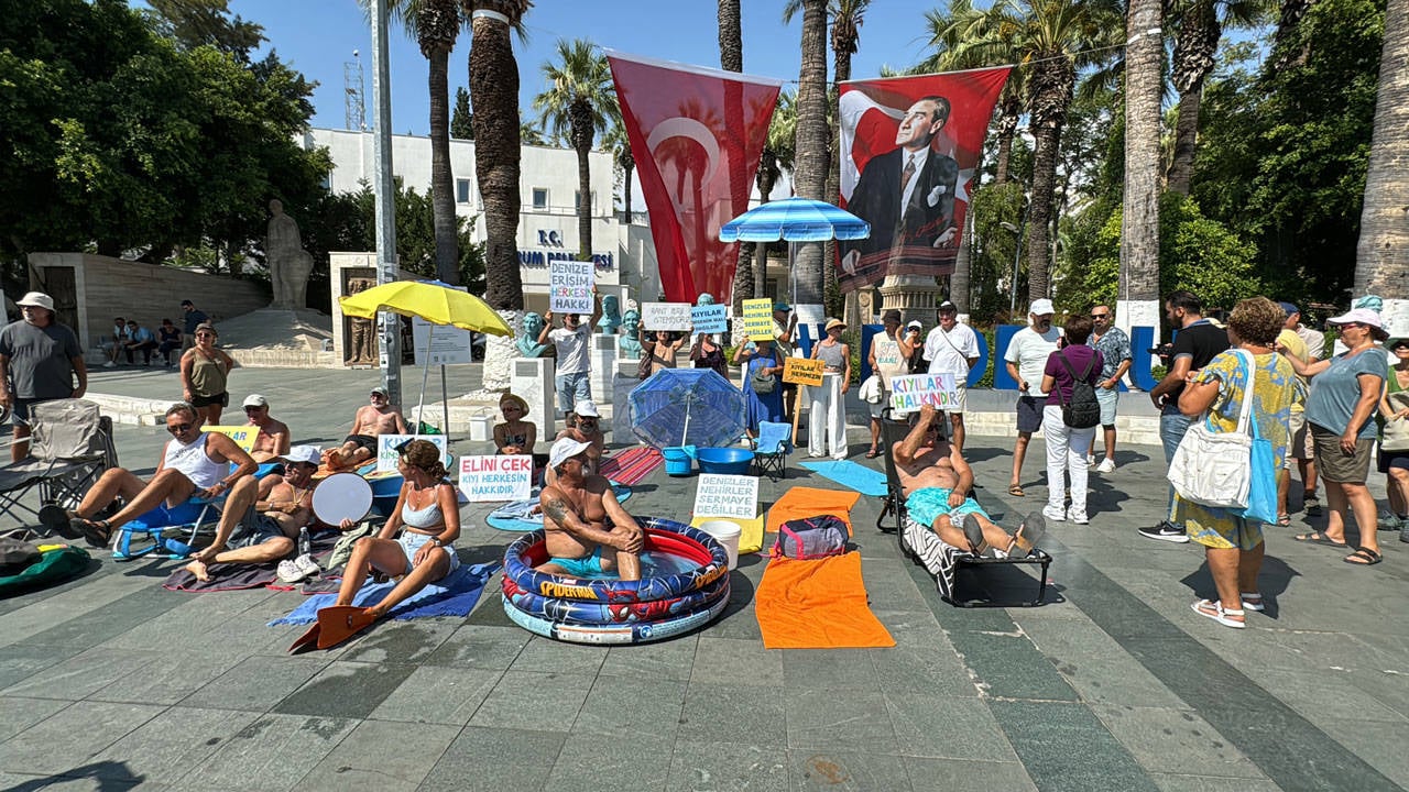 Bodrum’daki kıyı işgaline tepki gösteren yurttaşlar, ilçe meydanında güneşlendi