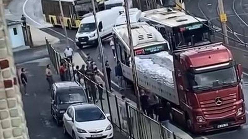 Sultangazi'de İETT otobüsü TIR'a çarptı: Yaralılar var